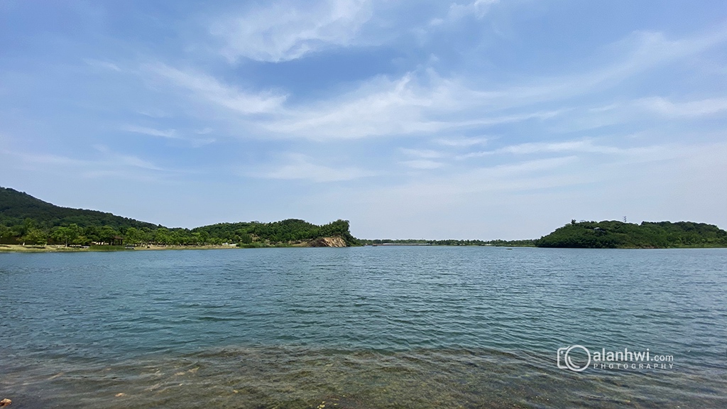 香山湖清澈的湖面 / 碧波蓝天