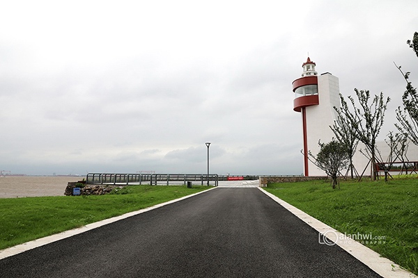 通往张家港湾灯塔的道路