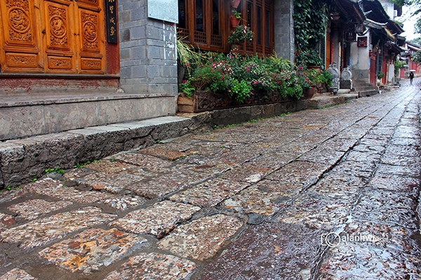 雨天丽江古城的石板路