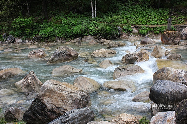 蓝月谷的涓涓细流